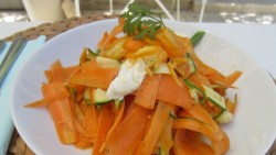 Kumquats auf einem Möhren-/Zucchini-Salat, by: Castel Franc Provence