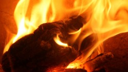 Feuer im offenen Kamin