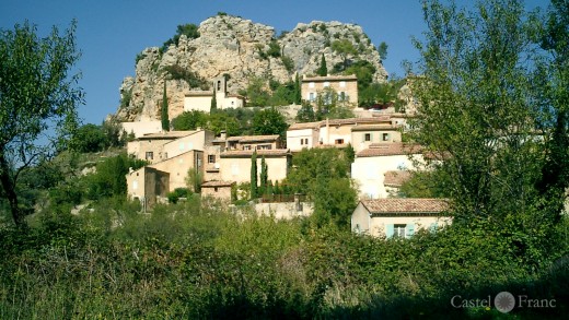 Das Dorf La Roque-Alric bei Beaumes-de-Venice in Südfrankreich