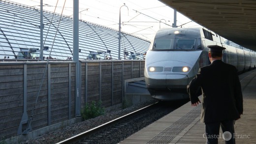 Einfahrt eines TGV in den Bahnhof (Gare) Avignon