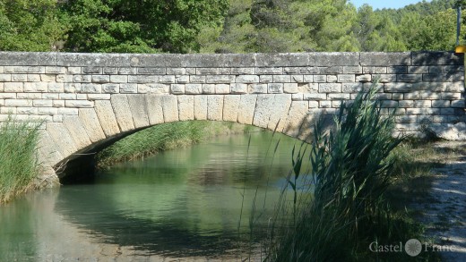 Brücke über dem Canal de Carpentras bei Velleron