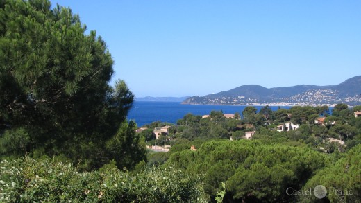 Blick auf die Côte d'Azur bei Ramatuelle über Pinien