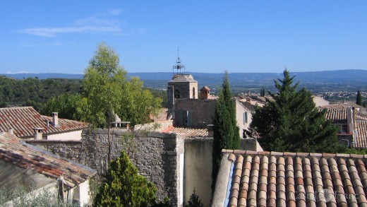 Blick über die Kirche von Le barroux in das Comtat Venaissin