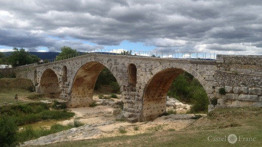 le "Pont Julien", bei Bonnieux, Vaucluse: castel-franc.com/shop