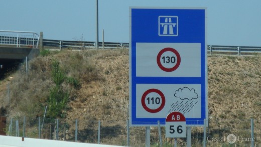 Hinweisschild zur Geschwindigkeitsbegrenzung auf 110 bei Regen in Frankreich 