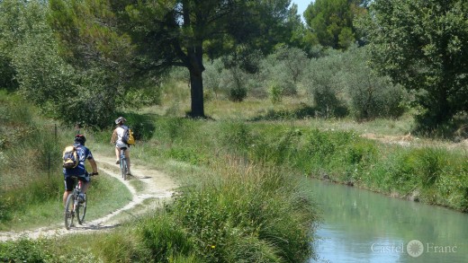 Radfahrer am Canal de Carpentras bei L'Isle-sur-la-Sorgue