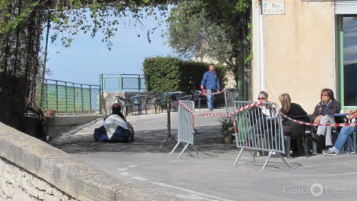 Seifenkistenrennen in Velleron, Provence: vor der Bar du Sport