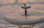 Tisch in der Provence unter einer Schneedecke