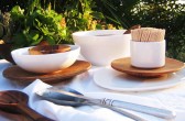gedeckter Tisch mit Tellern aus Olivenholz, handmade by: Castel Franc / Provence
