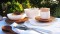 gedeckter Tisch mit Tellern aus Olivenholz, handmade by: Castel Franc / Provence